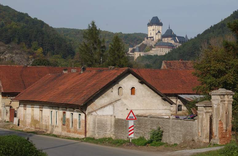 An Easy Getaway from Prague - Hiking to Karlštejn Castle